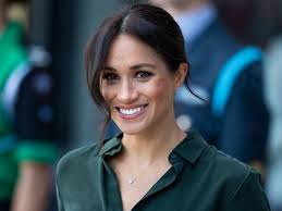 Duchess of sussex enhanced her natural hair with 'clip on extensions' as part of 'hollywood makeover' for spotify. Meghan Markle S Hairstyle Was Possibly A Hint At Her Pregnancy