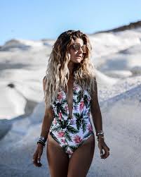 K Donc Comment Dire J Aime Tout Sur Cette Photo Y Compris Le Fait Que Marie Porte Son Sautoir Tulum Evidemment Spotted Si Vo One Piece Fashion Swimwear