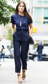 Leger Kleidung Fur Die Arbeit Frau In Blauem Outfit Lange Goldene Kette Absatzs Lege In 2020 Interview Outfits Women Business Casual Dress Code Womens Business Casual