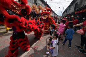 Oleh sebab tarian singa dikatakan membawa tuah (luck) dan kekayaan (fortune), ia mendapat permintaan yang tinggi pada tahun baru. Tarian Naga Dan Singa Terpaksa Berehat Pada Tahun Lembu Selangorkini