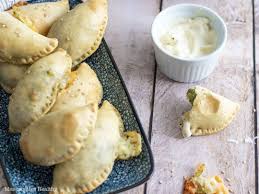 Empanadas De Brocolis Et Fromage A Raclette Recette En 2020 Brocoli Et Fromage Alimentation Empanadas