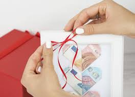 Geld herz falten, anleitung um einfach ein herz aus geld zu basteln (kurze version). Geldgeschenk Basteln So Faltest Du Herzen Aus Geldscheinen Sintre