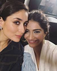 Kareena Kapoor Khan And Sonam Kapoor Catch A Moment Of Selfie Amidst Veere Di Wedding Promotions Kareena Kapoor Veere Di Wedding Beautiful Bollywood Actress