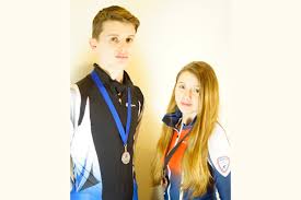 Les frère et soeur Munger sur le podium