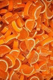 Dus haal veel oranje dingen in huis, gooi wat oranje kleurstof in je drankje, eet je misselijk aan tompoucen, zing het volkslied om 10.00 uur en zoek een digitale activiteit om te doen. Pin Van Maud De Bruijn Op Photo Wall Oranje Oranje Muren Eten