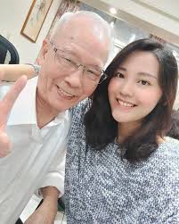 我最帥最有偶包的阿公常常跟大家說我阿公超厲害92歲還可以自己站的直挺挺的趴趴走坐得比我們都還端正