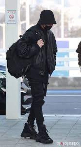 There used to be a worst dresser per almost each group in the past, but guess bts is not going to jungkook knows how to dress up for himself and he surely knows what looks best on him. Pin By Coffee 666 On Bts Jeon Jungkookì „ ì •êµ­ Bts Inspired Outfits Airport Style Jungkook