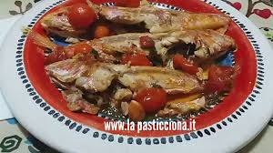 Aggiungiamo uno spicchio d'aglio tagliato in due, un pizzico di sale e di pepe nero e abbondante origano. Triglie Alla Siciliana La Pasticciona