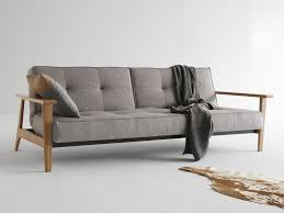 Schlafsofa Splitback Mit Holzarmlehne Sitting Schlafsofa Innovation Innovation Schlafsofa Sofa Sofa Bett