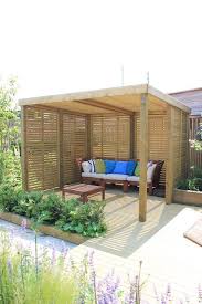 Ein Zeitgemasses Gartenhaus Von Jacksons Fencing Eine Holzkonstruktion Mit Einem Ein Eine Einem Fencing Ga Contemporary Garden Pergola Outdoor Pergola