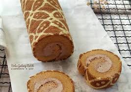 Ada yang beranggapan membuat bolu batik itu mudah dan semua orang pasti bisa, karena tidak harus pandai melukis, tinggal meniru atau menjiplak pola yang sudah ada aja. Resep Bolu Gulung Batik Oleh Genika Yulia Cookpad