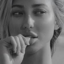 Isabella Holley's Instagram, Twitter & Facebook