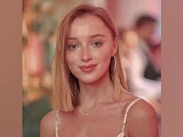 Phoebe dynevor with lanson champagne at the championships, wimbledon ,on july 03, 2021 in london, england. Phoebe Dynevor Shares Anecdotes From Bridgerton Sets Reveals Kim Texted Her After Show Came Out Zee5 News
