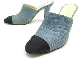 Nordstrom offers a wide variety of shoes for women, including different styles of mules—from women's slides and clogs to women's loafers and oxfords. Chanel Mules Schuhe Mit L Absatz32858 39 Cc Blaues Canvas Schuhbox Leinwand Ref 312014 Joli Closet