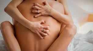 El tamaño del pene causa complejo en algunos hombres que creen que el placer de su pareja depende de qué tan largo y ancho sea su miembro, pero la realidad es que no es así y con algunos trucos, se puede garantizar un disfrute intenso, empezando por hacer posiciones sexuales que favorezcan un buen ángulo y profundidad de penetración. 6 Posiciones Sexuales Mas Excitantes Y Placenteras Mejor Con Salud