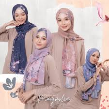 Serta membantu para wanita muslim untuk menutup aurat dengan jilbab yang modis namun tetap syar'i agar tampil trendy & stylish. Harga Pashmina Motif Terbaik Hijab Fashion Muslim Agustus 2021 Shopee Indonesia