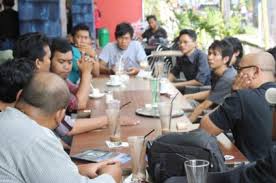 Informasi yang tersimpan tersebut dapat diakses kapan pun dan dimana pun. Interaksi Sosial Pengertian Syarat Macam Macam Contoh Dan Gambarnya Lengkap Salamadian