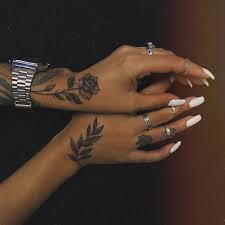 Kleines schwazes tattoo von einem herzen tattoos für frauen minimalistisch frau im weißen kleid. 50 Feminine Small Flowers Tattoos In Hand Women Side Hand Tattoos Hand Tattoos Rose Tattoos For Women