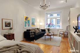 ما هي الصورة معلقة في الغرفة فوق الأريكة