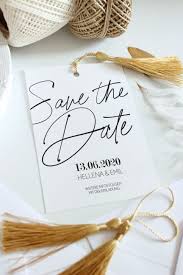 Save The Date Karte Mit Goldener Quaste Individuelle Hochzeiteinladung Golden Tassels Personalisiert Kalligrafie Mit Umschlag In 2020 Mit Bildern Hochzeitseinladung Karte Hochzeit Save The Date