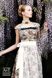 Wiesn Flechtkranz I Die Haarexperten Von Arnoldy Traub Friseure Machen Den Beliebten Klassiker Fur Das Oktober Dirndl Trachten Tracht Frisur Dirndl Frisuren