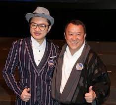 李思捷（johnson lee，1974年 4月11號—）係香港 無綫電視藝員。 佢喺香港出世，10歲跟屋企移民加拿大 多倫多，喺多倫多大學美術系學士畢業，再到美國深造，1998年返香港參加香港商業電台嘅「喜劇之王訓練班」，有機會演出電影《喜劇之王》而入行，2003年加入無綫電視，主要拍電視劇，亦曾經主持. G9qhagiwd5wkum