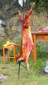 La carne de cordero, procedente de animales de entre un mes y un año de edad y con un peso de entre 5,5 y 25 kg. Cordero A La Estaca