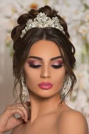 Une palette de chignons et de tresses vous sera proposée suivant votre style et vos désirs. 25 Sortes De Maquillage Seront Sur Vos Yeux Lors Du Mariage Coiffure Et Maquillage De Mariage Idee Maquillage Mariage Coiffure Mariage