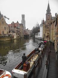 The ball flew low over the net.) bajo. Brujas Paises Bajos Paises Brujas