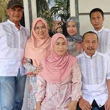 Santi, perempuan yang menjadi pendamping mark ternyata terpaut usia 45 tahun dengan dirinya. 10 Potret Santi Asoka Mala Istri Mark Sungkar Yang Miliki Beda Usia 45 Tahun