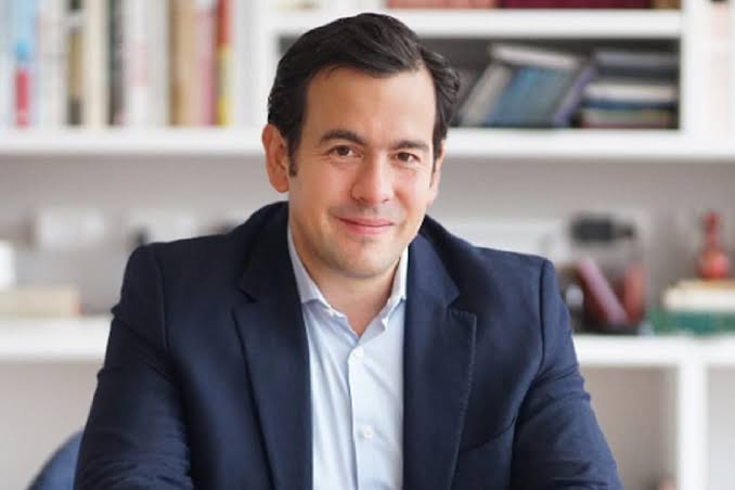 Interior Minister Rodrigo Lara Freezes New Contracts Signing