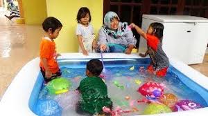 Biasanya ukurannya juga bervariasi mulai dari 1 meter hingga ada yang lebih. Bermain Balon Di Isi Air Kolam Renang Mini Kids Playing Swimming Pool Youtube