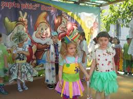 Cine da mai multe idei ia funda! Parada Costumelor Din Materiale Reciclabile Didactic Ro