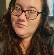 Elisha Lyons's Instagram, Twitter & Facebook