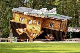 Krzywy domek was built in 2004. Weird Poland Hecktic Travels