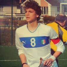 Nato a lecco l'8 gennaio del 1998, manuel locatelli inizia a giocare a calcio in un oratorio di pescate, nella squadra allenata dal padre, emanuele locatelli.a nove anni entra a far parte delle giovanili dell'atalanta, a undici viene visionato dal milan e inizia la sua carriera in rossonero, facendo l'intera trafila dagli esordienti alla primavera. Manuel Locatelli Manu10locatelli Twitter