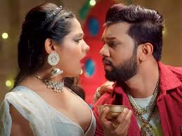 नया भोजपुरी गाना: गरम तेल मल दूंगा, दवाई ला के कल दूंगा, नीलकमल सिंह का  धमाकेदार गाना रिलीज - garam tel mal dunga neelkamal singh shivani singh  shweta sharma new bhojpuri song full video - Navbharat Times