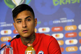 Vamos que mañana será un día caluroso jaja. Erick Pulgar Con Arturo Y Charles Al Lado La Tarea Se Hace Mas Facil Showsport