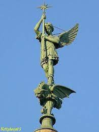 Des feuilles d'or plus épaisses. St Michel Mont Mercure 85700 Archange Saint Michel Mont Saint Michel