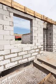 El hormigón celular está recomendado en particular para el mercado residencial (casas unifamiliares y colectivos), equipamientos (escuelas, residencias de tercera edad, hotelería etc. Construccion De Casa De Bloques De Construccion De Hormigon Celular Fotos Retratos Imagenes Y Fotografia De Archivo Libres De Derecho Image 82833416
