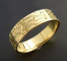 Anillo de cuarzo transparente rodeado de labradorita, con una banda de plata. Los Anillos De Compromiso Que Ninguna Chica Friki Podria Rechazar