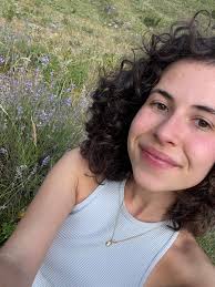 Hej❤️🫐 (English below) Jag heter Patricia, jag är nästan 23 år gammal och  kommer från Spanien. Till hösten börjar jag en masterexamen i europeiska  studier vid Göteborgs universitet och jag söker ett