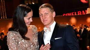 Er verabschiedet und bedankt sich bei fans und kollegen. Bastian Schweinsteiger Mit Baby News Und Verrat Das Geschlecht Fussball