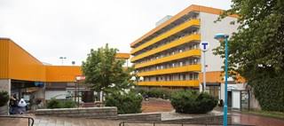 Totalt sitter åtta personer gripna . Hjulsta Stockholmskallan