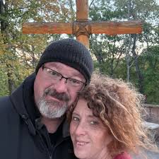 When you coincidentally meet your sister at doggy daycare.... good days  ahead 😍 #dogdaycare #goldenretriever