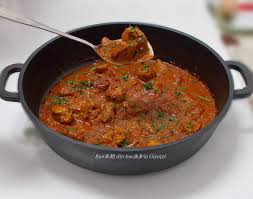 10 cartofi noi de dimensiuni mici 500 g carne de porc 500 g legume congelate (amestec mexican) varza chinezeasca 100 tocanita de porc cu ceapa multa si mamaliguta. Tocanita Cu Carne De Porc BunÄƒtÄƒÈ›i Din BucÄƒtÄƒria GicuÈ›ei