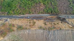 Luego de que el pasado 26 de mayo protección civil de michoacán informó que se detectó una grieta de 150 metros en el kilómetro 148 + 400 de la autopista siglo xxi, a la altura de la localidad de santa. Ocyoetk50zn61m