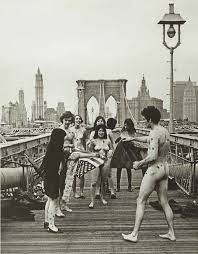 NY、ブルックリン橋での反戦ハプニング、1968年 - 写真でみる草間彌生のアーティスト人生 - T JAPAN:The New York Times  Style Magazine 公式サイト