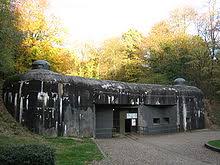 Sous une température constante de 12°c, c'est à 30 mètres sous terre que nous découvrons un dédale de galeries pour tenir un siège de trois mois. Ligne Maginot Wikipedia