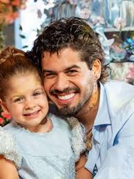 Zé Felipe posta fotos da festa de Maria Flor e detalhe causa polêmica:  'Estranho...'